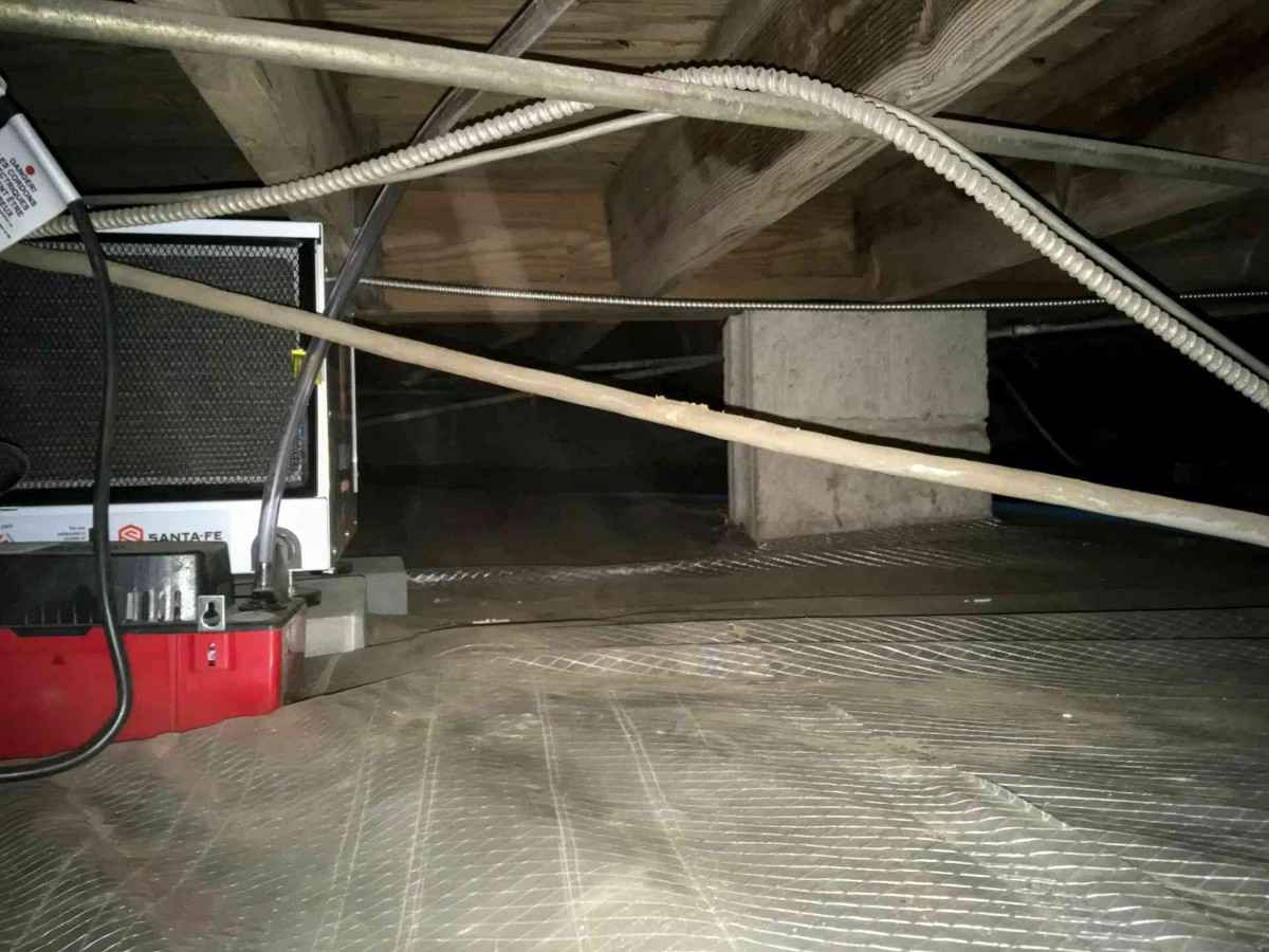 crawl-space-with-barrier Encapsulated crawl space with white barrier installed in Pensacola, FL<br />