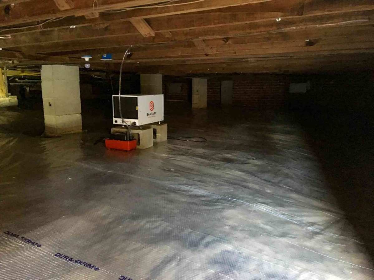Encapsulated crawl space featuring a dehumidifier for moisture control in Pensacola, FL<br />
